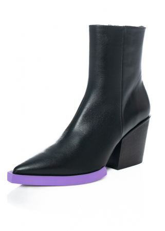 Paloma Barceló, black leather boots BEA with purple detail