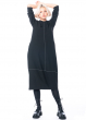yukai, schlichtes schwarzes Kleid mit langen Ärmeln und feinem Print