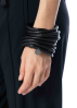 maria calderara, schwarzes Armband aus Kunstlederreifen