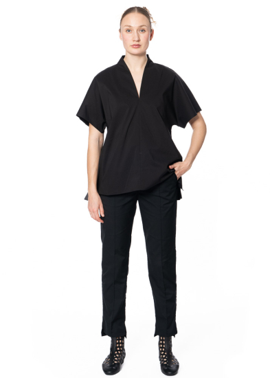 ULI SCHNEIDER, minimalistic blouse in light cotton with short sleeves